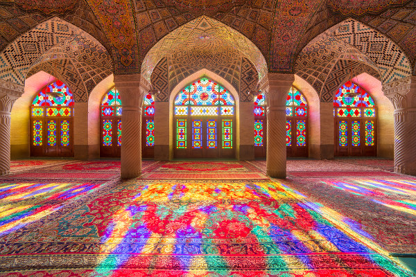 Vista do interior da Mesquita de Nasir-ol-molk, no Irã.