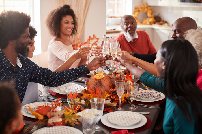  Família celebrando o Dia de Ação de Graças (Thanksgiving), um dos principais feriados dos Estados Unidos.