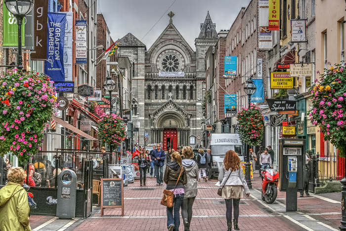 Compradores e turistas no Grafton Street Mall, em Dublin, na Irlanda.