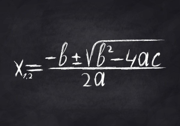 Fórmula de Bhaskara escrita em quadro-negro.