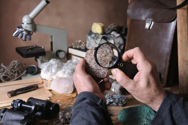 Geólogo, o profissional da área da geologia, analisando diferentes rochas.