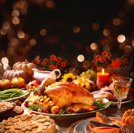 Mesa farta de comida em uma ceia do Dia de Ação de Graças (Thanksgiving), um dos principais feriados dos Estados Unidos.