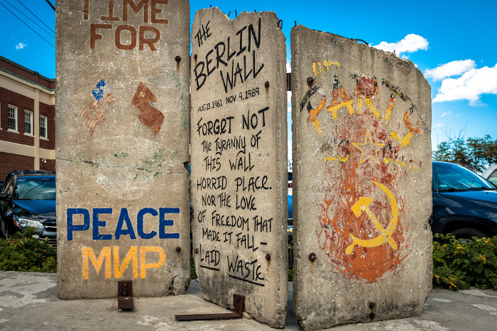 Pedaços do Muro de Berlim em Portland, cuja queda foi um dos marcos do início da Nova Ordem Mundial.