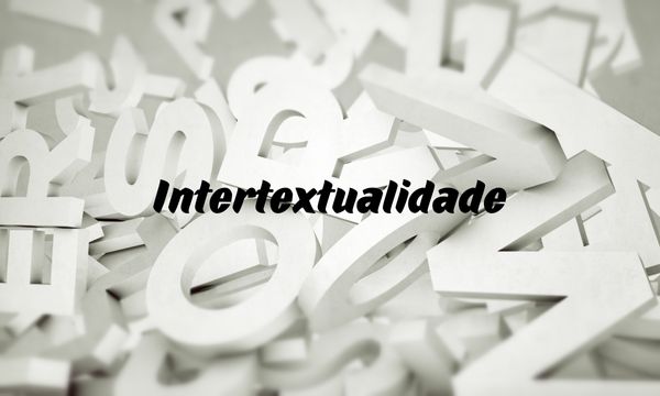 Palavra “intertextualidade” escrita sobre fundo composto por letras brancas soltas.