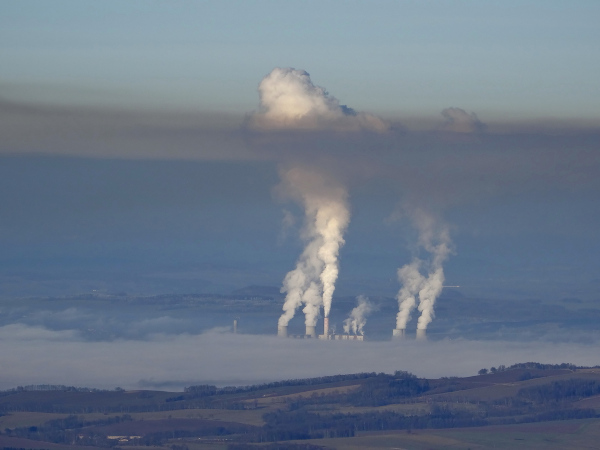 Proximidades de uma indústria liberando gases na atmosfera.