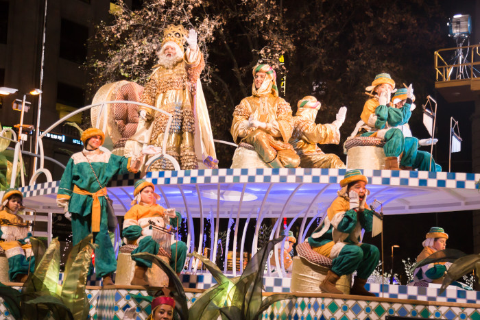 Desfile “Cabalgata de los Reyes Magos”, na Espanha, outra forma de comemoração da tradicional Folia de Reis.