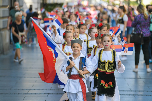 Crianças sérvias com roupas tradicionais