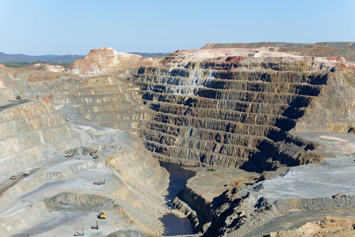 Vista superior de uma área de ocorrência de mineração, um exemplo de extrativismo mineral. 