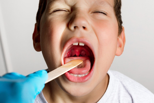 Mãos-criança Seguram Mandíbula De Vidro Com Dentes Brancos Doendo