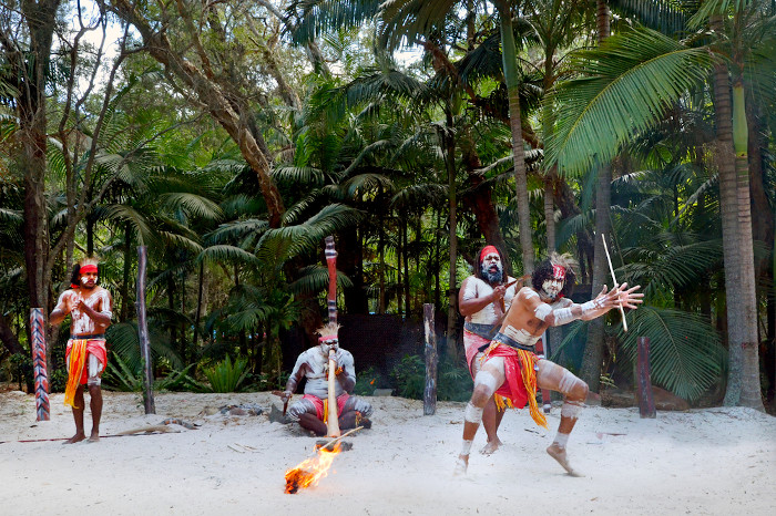 Aborígenes Yugambeh fazendo fogo em um festival em Queensland, na Austrália.