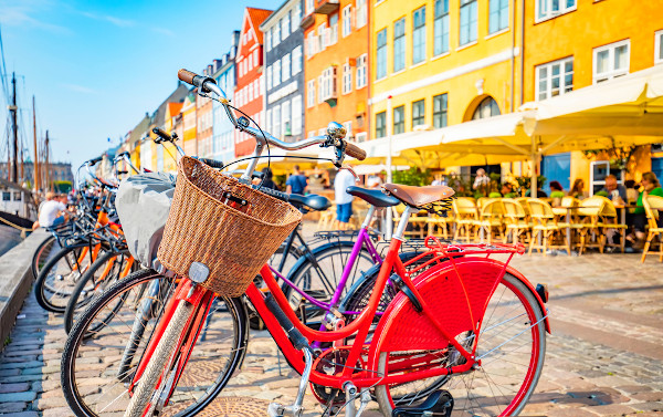 Bicicletas estacionadas na cidade de Copenhague, capital da Dinamarca.