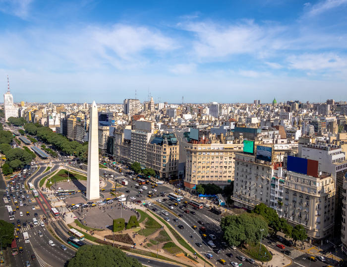 Vista aérea da cidade de Buenos Aires, capital da Argentina, onde são hasteadas muitas bandeiras do país.