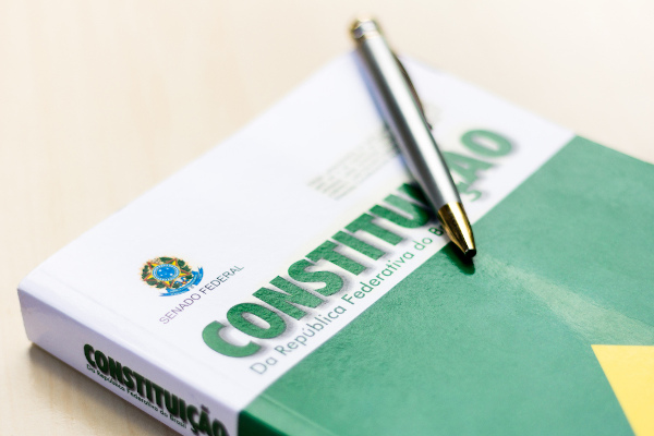 Constituição Federal, documento que prevê a intervenção federal no Brasil.
