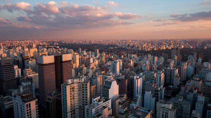 Vista superior da área urbana da cidade de São Paulo para representar a ideia da elevada densidade demográfica da região.