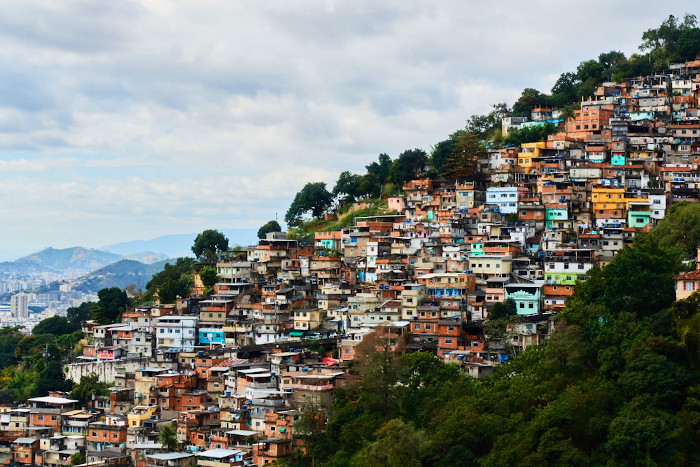 Vista aérea de uma favela localizada no Brasil.
