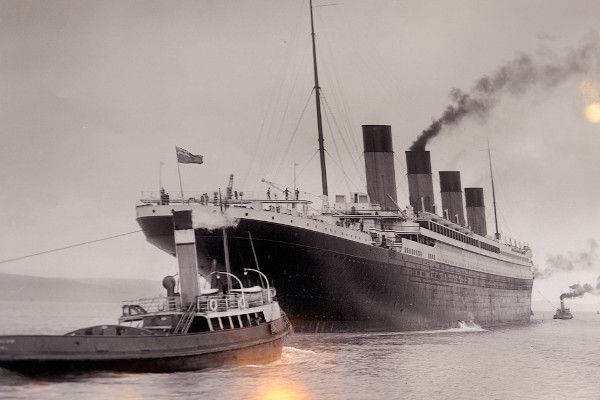 Imagem documental do RMS Titanic, o navio que afundou ao bater em um iceberg em 1912, em exposição no Titanic Belfast.
