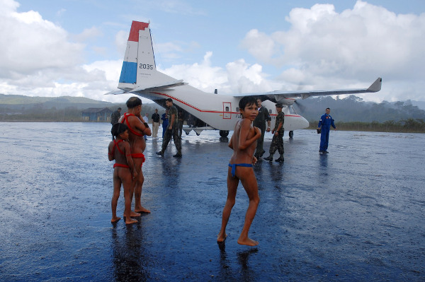 Índios yanomamis assustados com a presença da tripulação do avião da Força Aérea Paraguaia na região de Surucucu.
