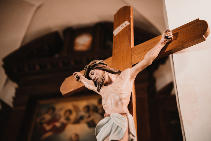 Escultura de Jesus crucificado.