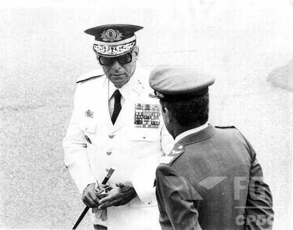 João Figueiredo, o último presidente militar do período da Ditadura Militar, conversando com um oficial.
