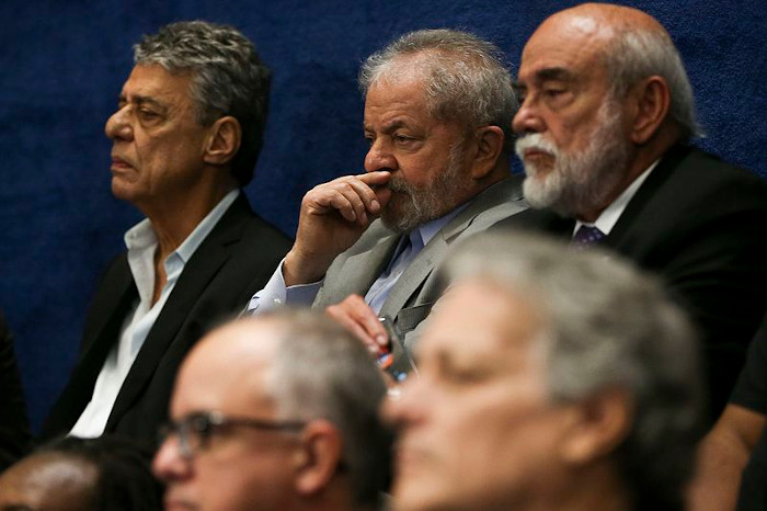 Lula, Chico Buarque e outros políticos sentados no plenário do Senado, assistindo ao processo contra a presidente Dilma.