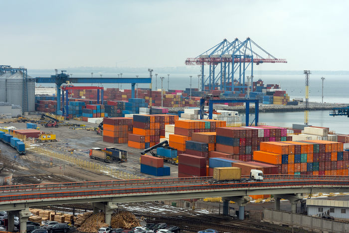 Inúmeros contêineres em um porto para representar a forma como os transportes contribuem para a mundialização econômica. 