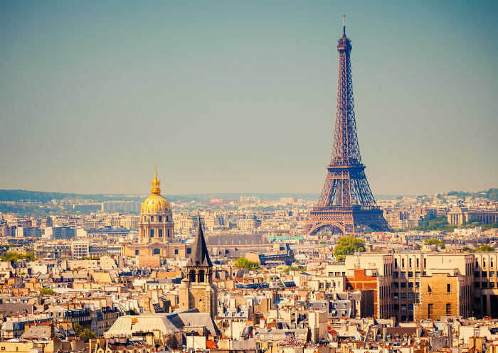 Vista aérea da cidade de Paris, França, uma metrópole global.