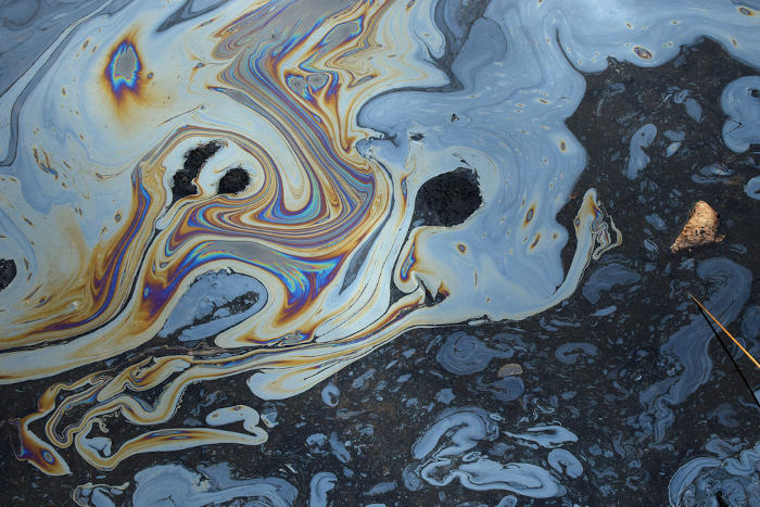 Presença de petróleo em corpo hídrico, um exemplo de poluição da água.