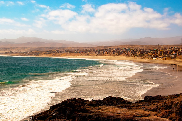 Praia do oceano Pacífico representando a ideia do El Niño e do La Niña, provocados pela mudança de temperatura das águas.