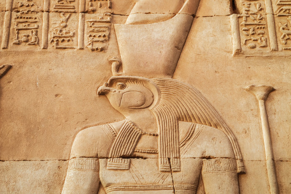 Os egípcios representavam Hórus como um falcão.