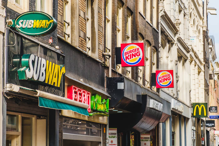Fachadas de restaurantes das principais redes de fast-food, Subway, Burger King e Mc Donalds, em Amsterdã, na Holanda.