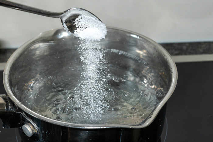  Adição de sal a água fervendo.