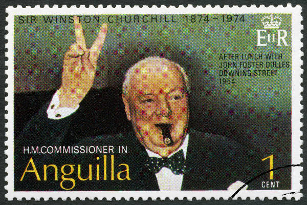 Selo comemorativo com imagem de Winston Churchill fumando um charuto e fazendo sinal de paz com os dedos