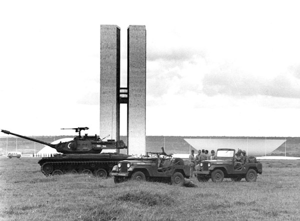 Tanques de guerra em Brasília durante o golpe de Estado de 1964.