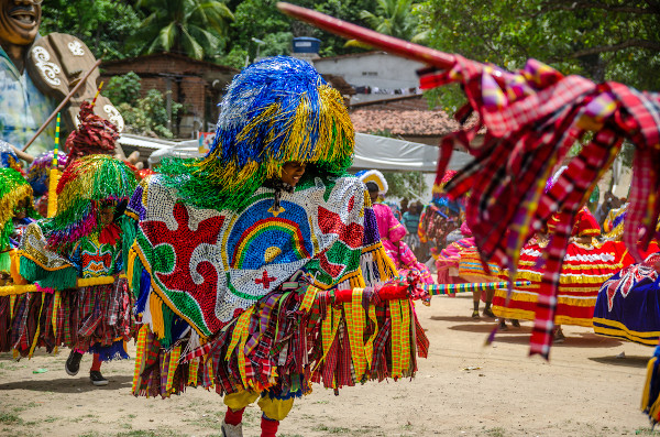 Apresentação de maracatu, dança folclórica brasileira.