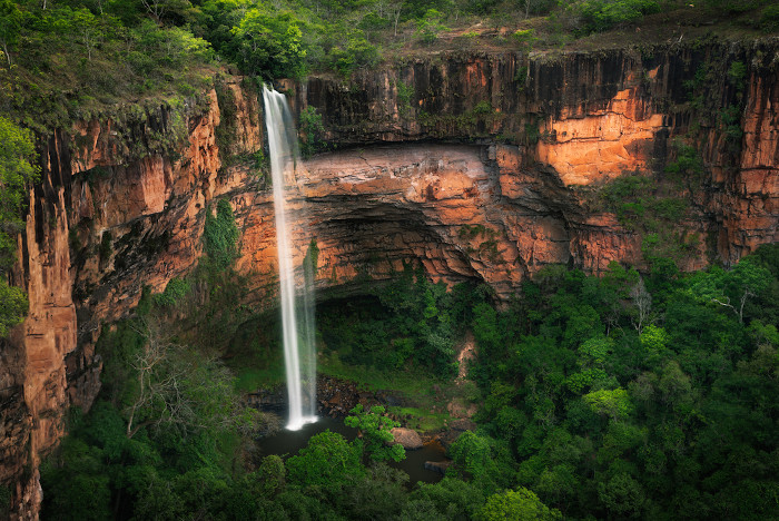 Cachoeira Véu da Noiva, um dos principais pontos turísticos do Parque Nacional Chapada dos Guimarães. 
