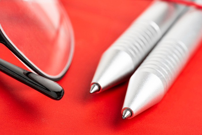 Duas canetas, com foco em suas extremidades, feitas de tungstênio.