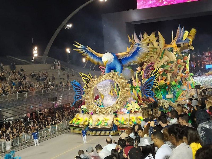 Desfile da Águia de Ouro, uma das escolas de samba mais conhecidas no estado de São Paulo. [4]