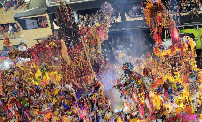 Desfile da escola de samba Acadêmicos do Grande Rio no Carnaval de 2022, primeiro Carnaval após a pandemia de covid-19. [5]