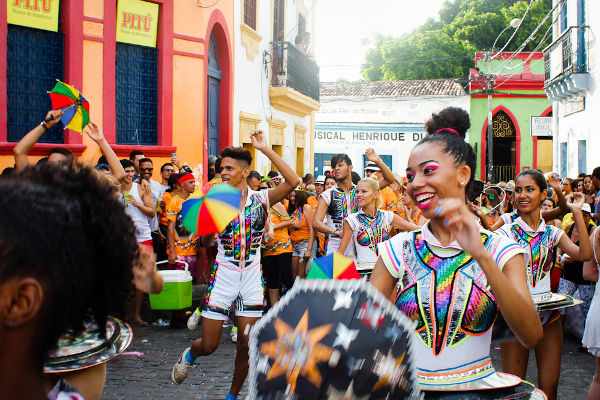 Desfile de frevo, na cidade de Olinda, no estado de Pernambuco. [1]