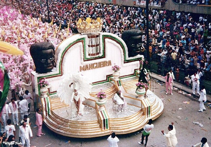 Desfile da escola de samba Mangueira durante o Carnaval de 1988. [2]