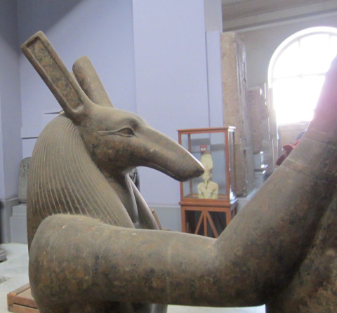 Estátua do deus Set com a cabeça com formato de um animal.