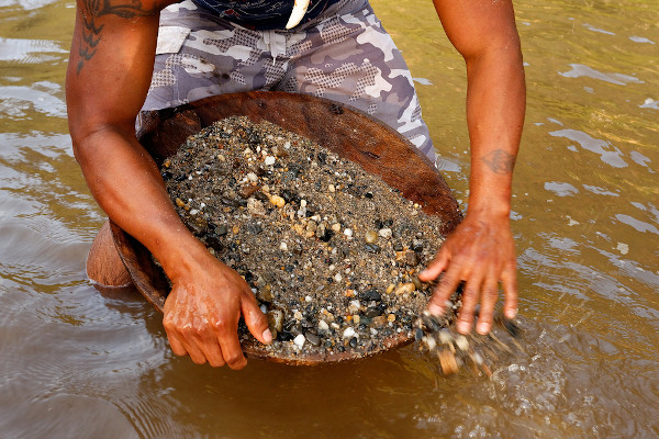 Garimpeiro garimpando em um garimpo de ouro no rio Anzu, no Equador.