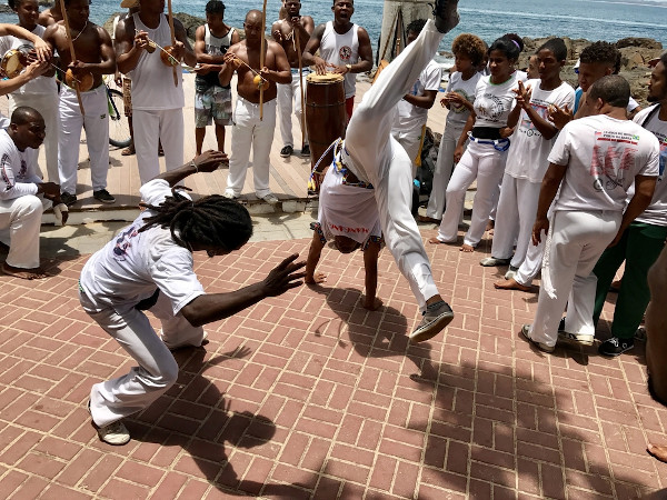 Homens lutando capoeira em Salvador, na Bahia.