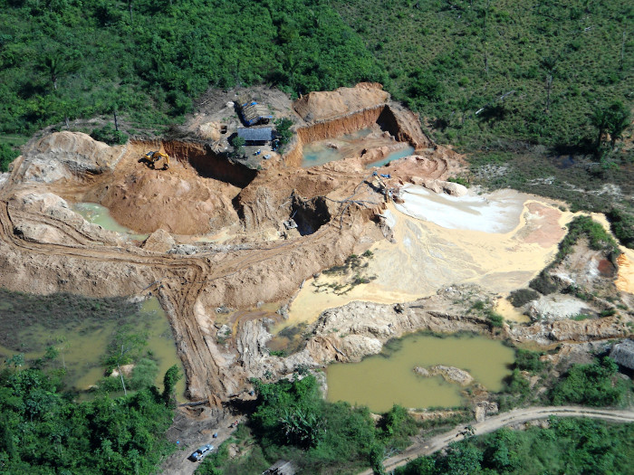 Área da Floresta Amazônica na qual é possível observar os impactos ambientais causados pelo garimpo.