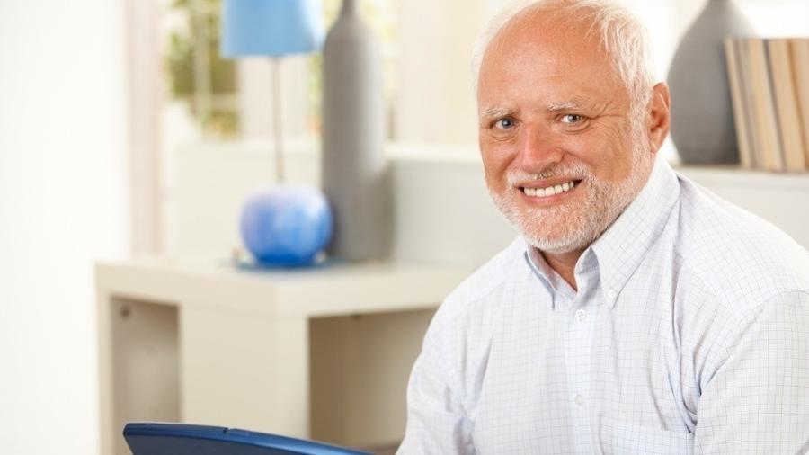 Homem idoso branco rindo de forma “forçada” — meme “rindo de nervoso”.