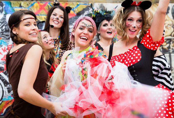 Mulheres brasileiras fantasiadas para o Carnaval.