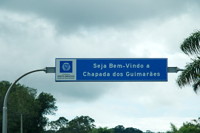 Placa indicando a chegada ao Parque Nacional da Chapada dos Guimarães, localizada no interior do estado do Mato Grosso.