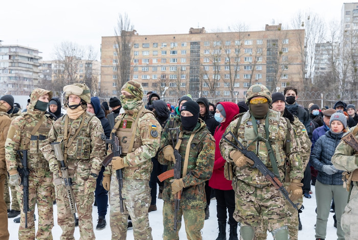 Militares em Kiev, na Ucrânia, como representação de como a questão militar está envolvida na definição de um território.