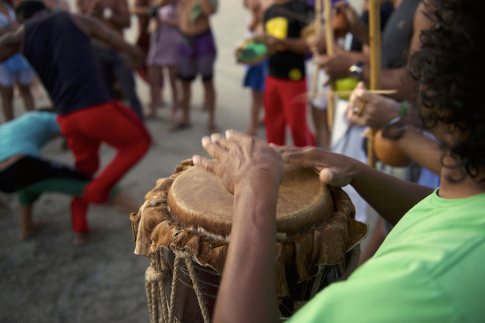 Capoeira: história, tipos, golpes, instrumentos - Brasil Escola