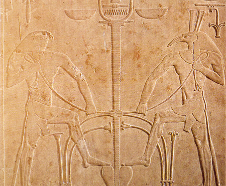 Hórus e Set representados com corpo humano e cabeça de animal, gravados em um trono egípcio.